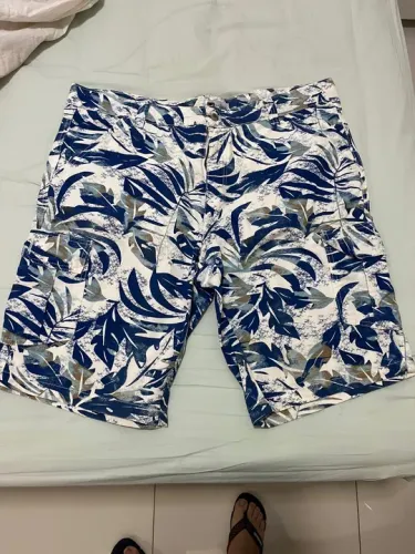 Bermuda Cargo estampado floral marca Luidgi , linda e estilosa