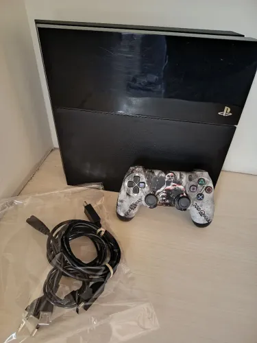 PlayStation 4 1 TB com Controle Personalizado e Cabos
