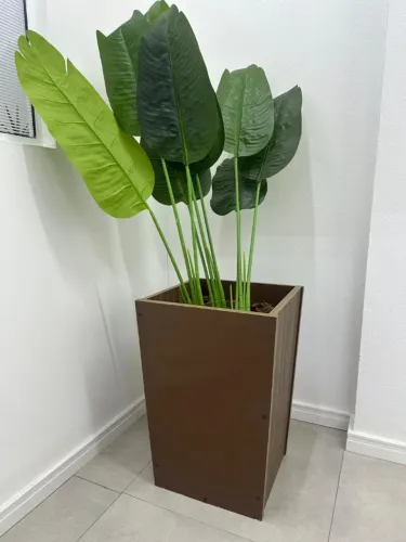 vaso de folhagem artificial