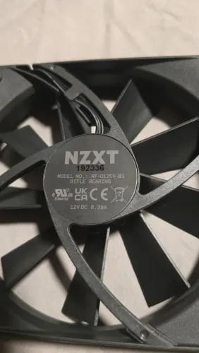 3 coolers NZXT. Modelo: RF-Q12CR-B1