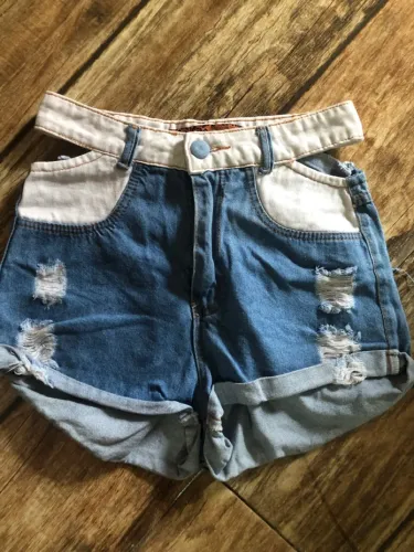 Shorts Jeans Destroyed com Detalhes