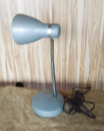 Antiga e bela luminária de escritório ou abajur em ferro com haste e bojo articulado