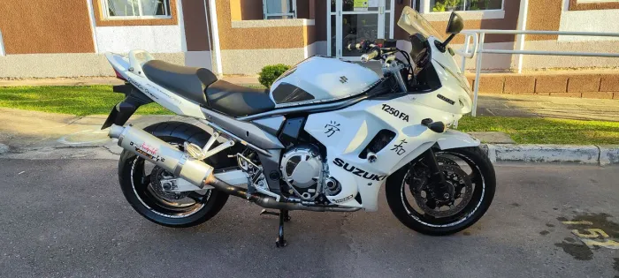 Suzuki GSXs 1250FA. 2014 Branco perolizado