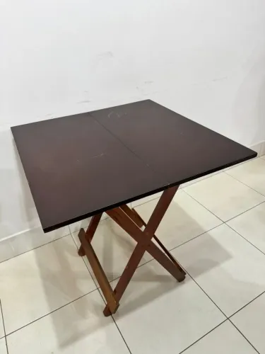 Mesa dobrável de madeira com 1 cadeira