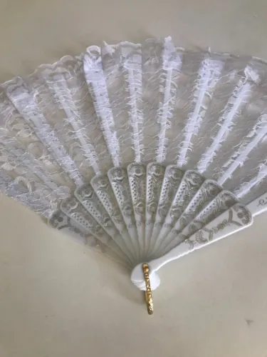 Leque Branco Em Renda Com Detalhes Em Dourado