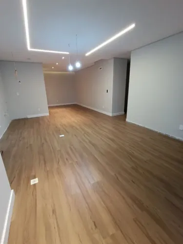 Instalação e manutenção de piso vinílico, laminado e rodapés.