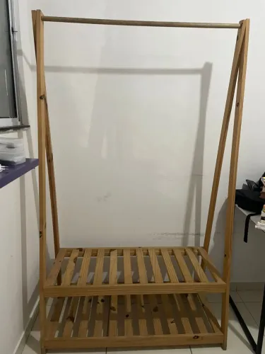 Arara Expositor para Roupas com Prateleiras
