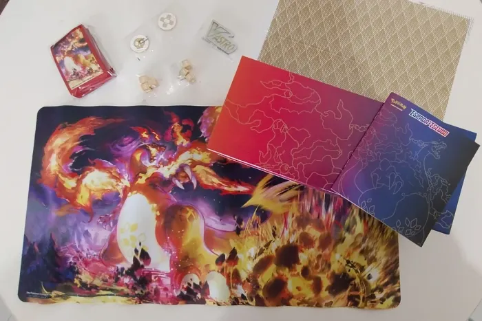 Caixa UPC Charizard Pokémon TCG Espada e Escudo SEM OS BOOSTERS