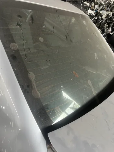 F vidro traseiro yaris sedã 