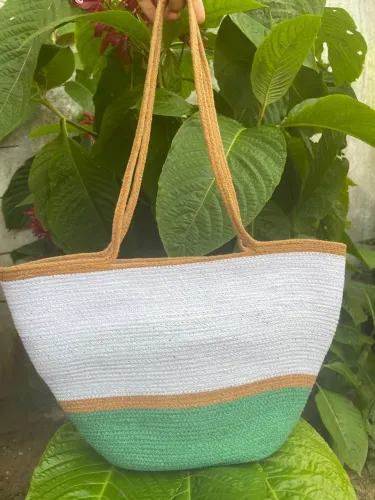 Bolsa  Artesanal confeccionada em fios de algodão 
