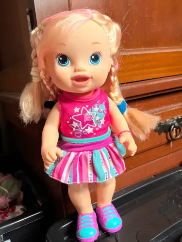 Boneca Baby Alive Style com acessórios.