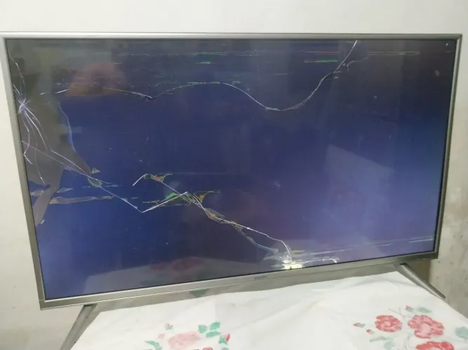 TV Semp TCL 43  com tela trincada