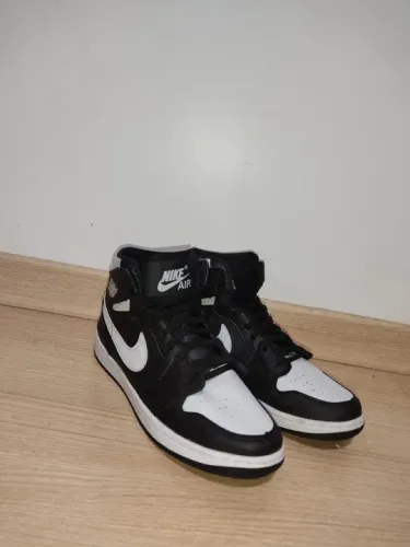 Tênis Nike Air Jordan 1 Mid Preto e Branco