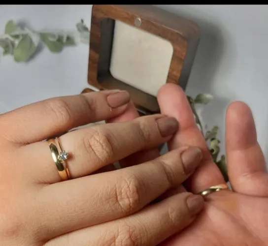 Aliança de casamento com solitário em ouro 18k 