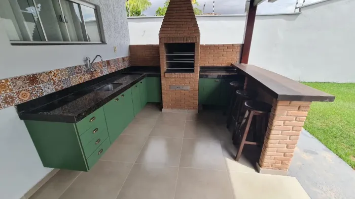 Casa no jardim tropical 