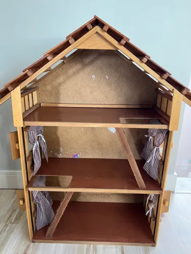 Casinha de boneca em madeira artesanal