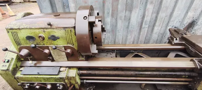 Torno Mecânico Prealpine<br>Diâmetro Admissível <br>560mm<br>Entre pontas <br>2000mm<br>Eixo Árvore <br>50mm