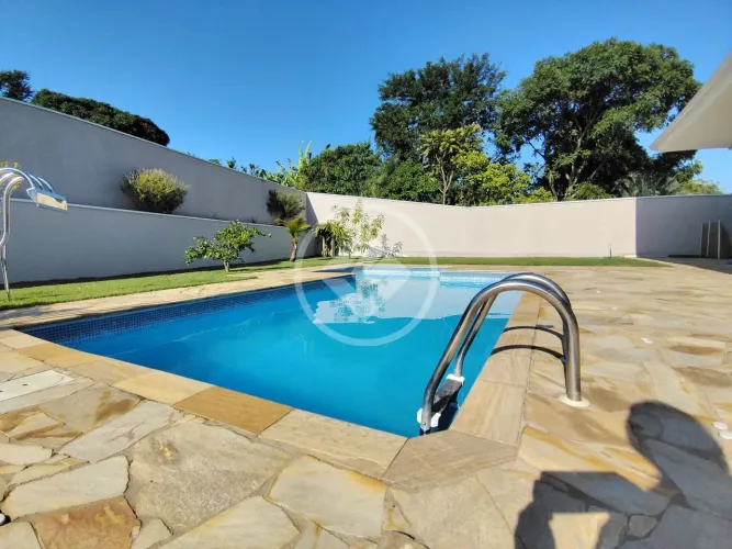 Casa de alto Padrão com 3 suítes, piscina e área gourmet em Condomínio fechado em Vinhedo 