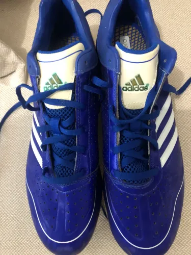Chuteira Adidas com travas de metal