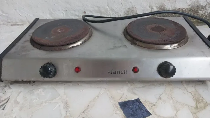 Tres fogões elétricos (2 bocas e 1 boca) funcionando apenas uma boca de cada fogão