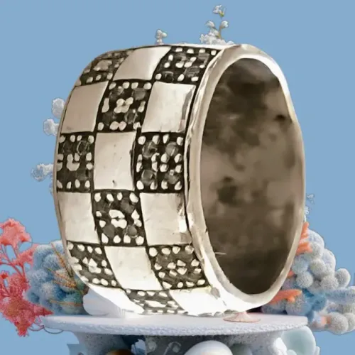 Anel de Prata Escurecida Com Marcassitas e Desenhos em Baixo Relevo