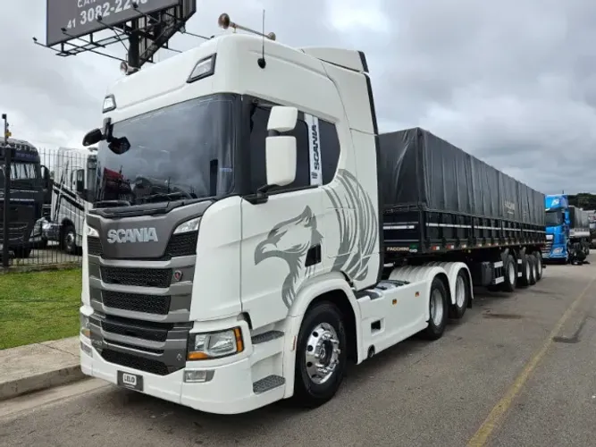 Scania R450 6x2 Highline Ano 2023 Euro 5 Farol de teto e grade Geladeira Carreta 4 Eixo 