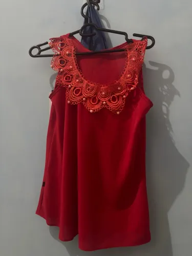 Blusa Vermelho com Detalhe Rendado no Decote
