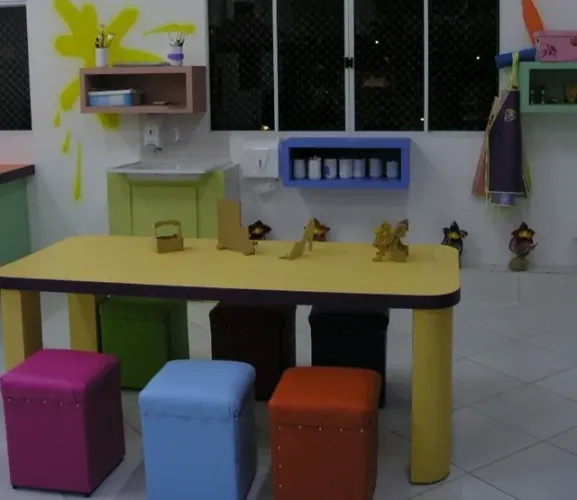 Mesa bancada em madeira resistente com acabamento em formica