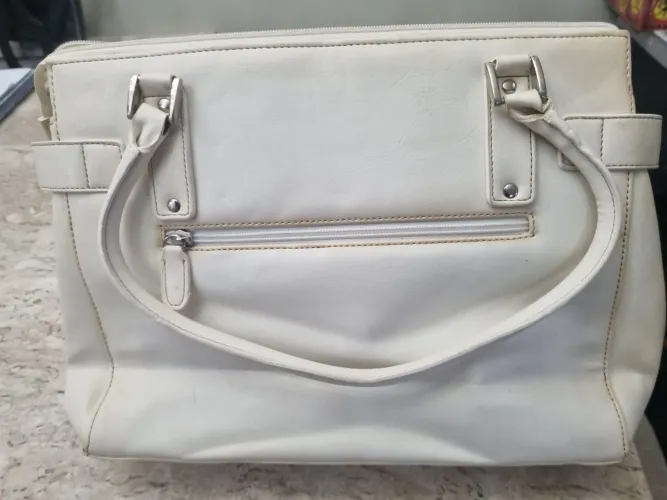 Bolsa feminina de mao, em couro.