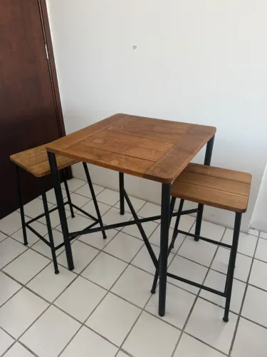 Mesa de Madeira Meia Altura + 2 Bancos ? Tok&Stok