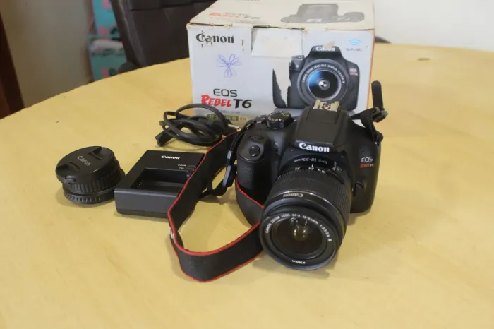 Câmera Cannon T6 novíssima.
