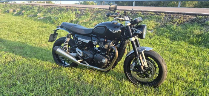 Triumph Speed Twin 1200 (2023) - Performance, Estilo e Estado de Nova