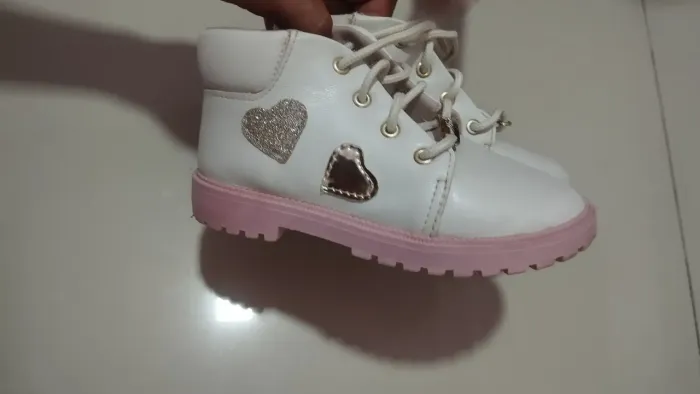 Vendo bota infantil branco com rosa número 25 em excelente estado .