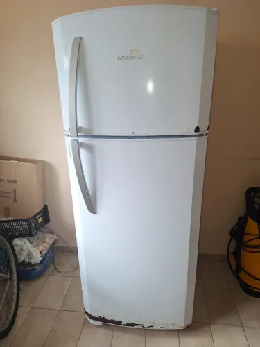 Geladeira Continental branca