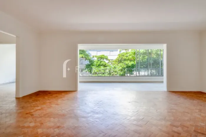 Apartamento super amplo, com planta circular e na quadra da praia de Ipanema
