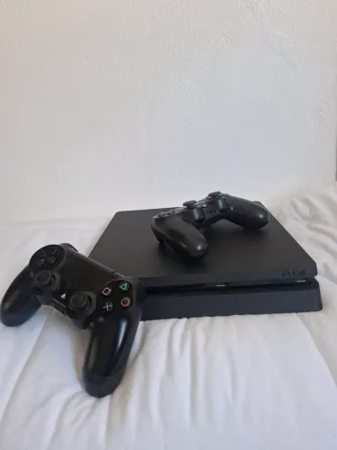 Playstation 4/Ps4 Slim com 2 controles e 3 jogos