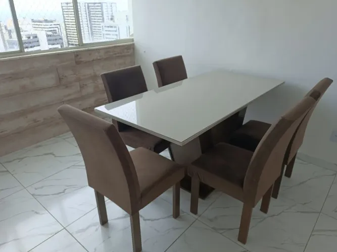 Mesa vidro 6 cadeiras sem detalhes