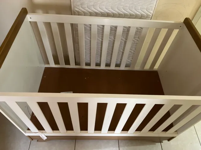 Berço Americano Branco com Detalhes em Madeira + Colchão
