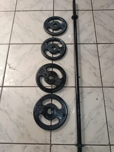 Barra com duas anilhas de 5 kilos e duas de 3 kilos
