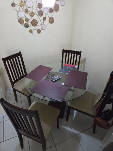 Conjunto mesa com 4 cadeiras