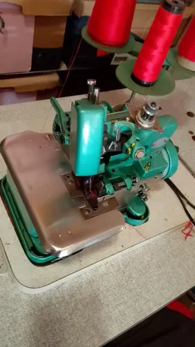 Máquina de costura overclock 