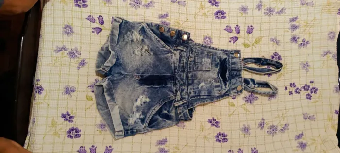 jardineira short jeans rasgado 38