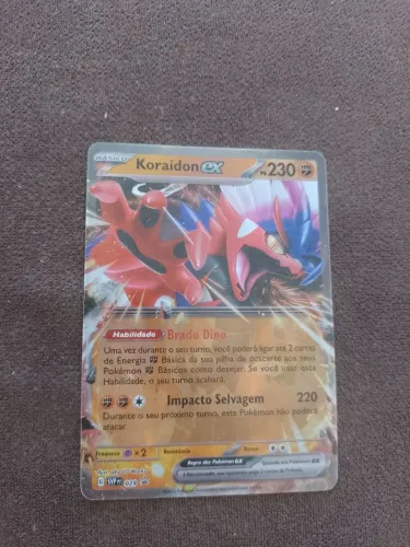 Carta de pokémon Koraidon EX com duas raras de brinde