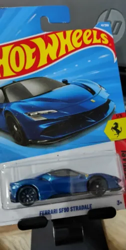 Carrinho Hot Wheels Ferrari SF90 Stradale Azul na Escala 1:64