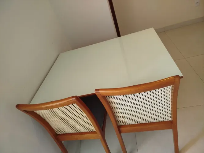 Mesa laqueada com 2 cadeiras + banco