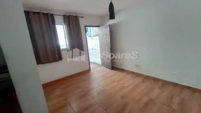 Casa de vila linear, desocupada, com suíte em Campinho.