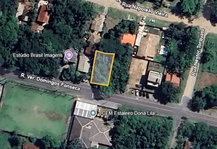Terreno à venda na Praia do Estaleiro em Balneário Camboriú