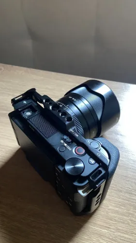 Câmera Sony ZV-E10 + Lente 23mm 1.4 Viltrox + Cage Smallrig | 4K | Completa