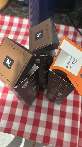 Cafeteira Nespresso Vertuo Next + cápsulas 