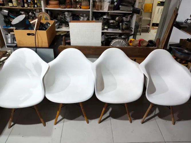 Conjunto de 4 Cadeiras Design Moderno (Estilo Eames)